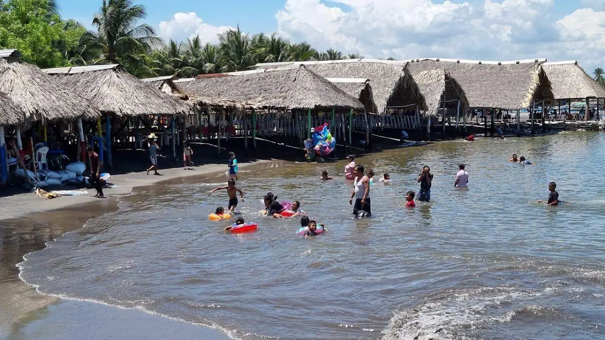 turistas bañandose en la playa